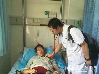 绵阳市中心医院医疗救援队队员李小丛正在诊治外籍伤员。