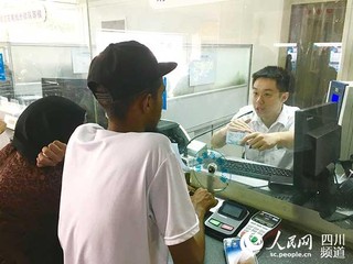 成都站工作人员正在为受影响的外籍旅客办理退票手续。