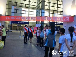 成都东站游佳服务岗工作人员正在为灾区旅客引导服务。