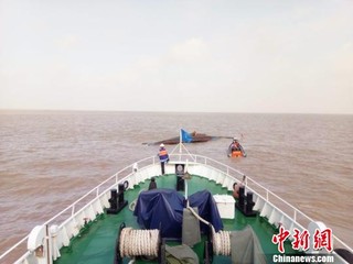 江苏盐城海域两渔船相撞一船翻扣9人遇险（组图）