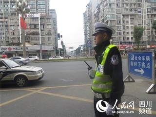 郫都交警在路面执勤.