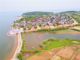 大石村地处军山湖中部东岸,三面环湖,山清水秀.