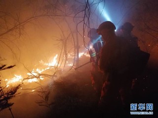 （XHDW）（2）昆明龙池山发生山火 森林消防150人紧急扑救