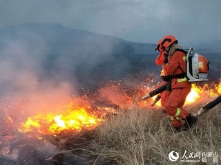 内蒙古呼伦贝尔乌奴尔林业局营蚕山地区发生森林火灾 森林消防前往