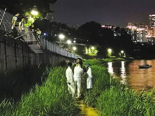 南宁一小车撞断两道护栏冲入邕江 搜救工作仍在进行图片 32779 320x240