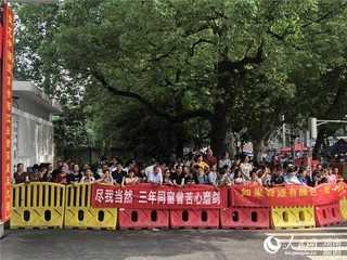 高考首日，长沙市一中考点场景。林洛頫 摄