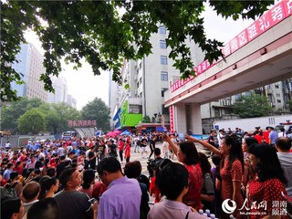 高考首日，湖南雅礼考点场景。李芳森 摄