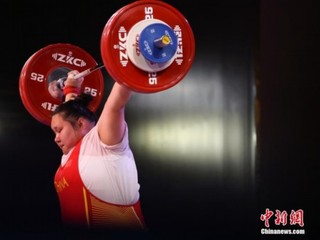 9月19日，在陕西渭南举行的第十四届全运会举重女子87公斤以上级决赛中，东京奥运会冠军李雯雯以抓举144公斤、挺举176公斤，总成绩320公斤夺冠。图为李雯雯在比赛中。 <a target='_blank'  data-cke-saved-href='http://www.chinanews.com/' href='http://www.chinanews.com/'><ppictext