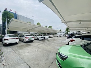 新能源汽车正在充电。