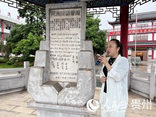 吴卓嶧正在讲解誓词碑的故事。人民网 陈洁泉摄