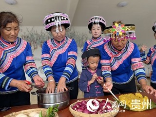 温泉村村民们正在制作红蛋。人民网 陈洁泉摄