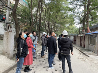 小巷“院士”实地考察电动车棚选址。