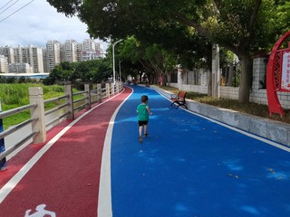 新罗区中城街道宝泰小区沿河栈道。龙岩市委组织部供图