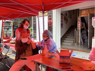 新罗区西陂街道西湖社区义诊活动。龙岩市委组织部供图