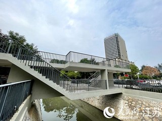 新建的迈皋桥长园廊桥。人民网 马晓波摄