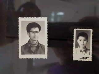 潘东升大学和高中的毕业照。