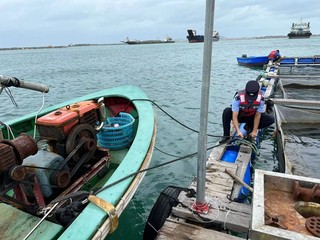 第三支队民警在乌场港帮助渔民加固渔船。海南省海岸警察总队供图
