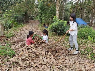 小朋友们学习堆肥技巧。受访人供图