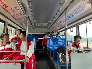 贵阳市第一中学开展定制专线免费试乘体验。