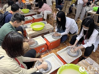在顺美陶瓷生活馆，采访团成员们亲手体验陶瓷手拉坯制作过程。人民网 陈腾摄