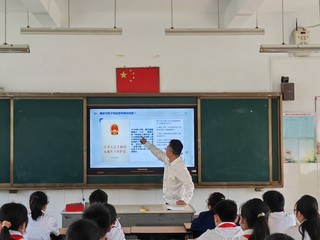 志愿者给孩子们上普法公开课。江都烟草供图