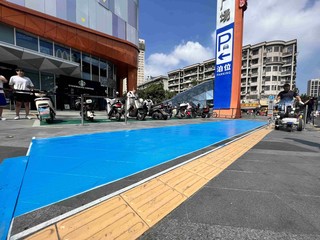 正在施工中的“外卖小哥”专用非机动车泊位。曈暚摄