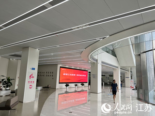 使用“江水空调”的市民中心服务大厅。人民网记者 马晓波摄