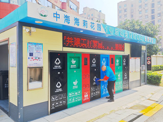 保洁员清理生活垃圾分类投放设施。六合城管供图