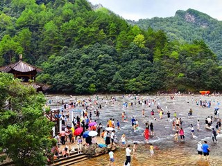 屏南白水洋景区第二届趣味水上活动。屏南白水洋·鸳鸯溪景区供图