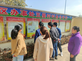 村民查看规划公告。朱晓丹摄
