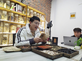 园区企业正在直播销售花茶。张重摄