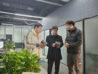 筑梦社区负责人为创业者提供指导。张重摄