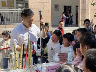 学校自制乐器活动，吴辉向学生示范演奏。受访者本人供图
