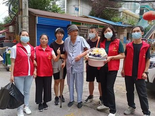 送辖区老人到福利院。