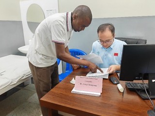 第33期援桑给巴尔医疗队指导当地医生进行疾病诊疗。中国（江苏）第33期援桑给巴尔医疗队供图