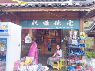 百里杜鹃管理区金坡乡锦星村党组织领办集体经济实体直营店。