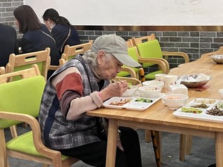 长征社区的老人在君逸·幸福食堂里就餐。