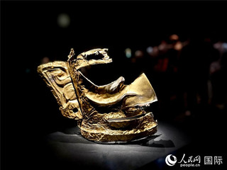 三星堆博物馆展出的金面具。人民网记者 羡江楠摄