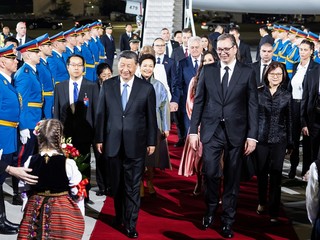 当地时间5月7日晚，国家主席习近平乘专机抵达贝尔格莱德，应塞尔维亚总统武契奇邀请，对塞尔维亚进行国事访问。习近平乘坐专机抵达贝尔格莱德尼古拉·特斯拉国际机场时，塞尔维亚总统武契奇夫妇，对华合作国家委员会主席、前总统尼科利奇夫妇，议长布尔纳比奇，总理武切维奇和外长久里奇等热情迎接。新华社记者 黄敬文 摄