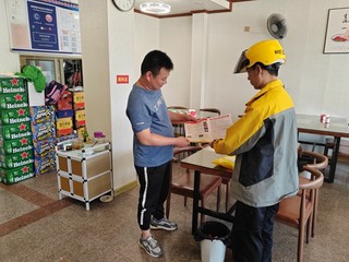 3.上杭县146名京东、顺丰、美团和饿了么的快递和骑手小哥受聘成为红网哨兵，助力城市“末梢治理”。.jpg