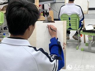 残障学生进行素描实训。人民网 陈洁泉.jpg
