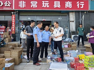 泗洪烟草联合当地市场监督管理局检查周边商超。陈烨摄