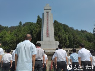 瞻仰木黄会师纪念碑。人民网 黄小桃.jpg