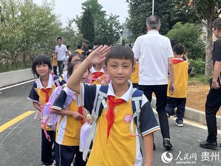 金沙教育研究院附属第三实验小学学生列队离校井然有序。人民网 陈洁泉摄