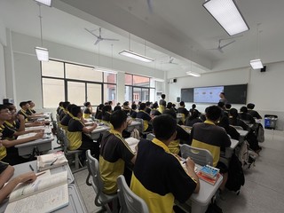 2、仁怀五中学生在新教室里上课。