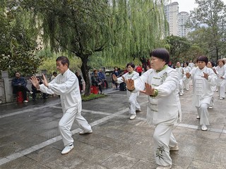 赫章县七里店社区老年协会在西城区景观河道小广场开展重阳节活动。王永胜 摄