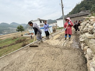 村民们正在修缮路面。