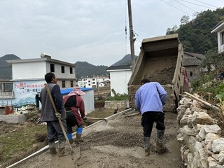 村民们正在修缮路面。