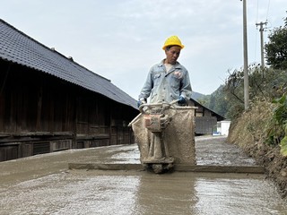 村民正在平整路面。