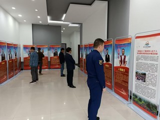 观看先进事迹展。